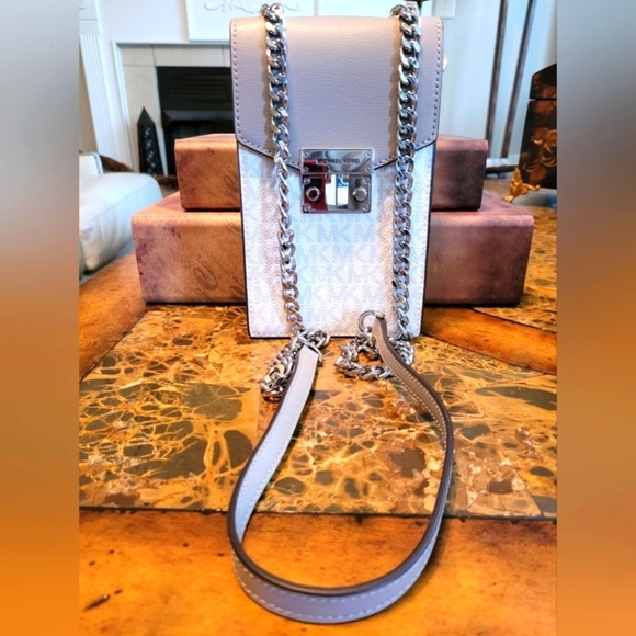 Michael Kors Handbags - Michael Kors Rose Phone Bag